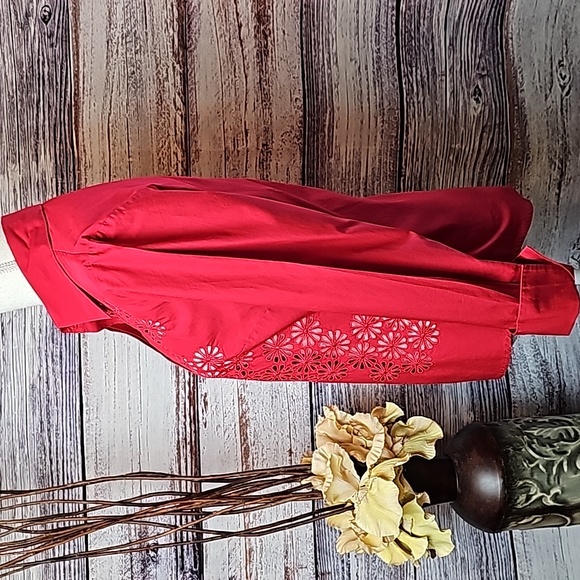 NEW THE LIMITED RED FLORAL CUTOUT TUXEDO CUFF BUTTON-UP BLOUSE - Picture 4 of 11